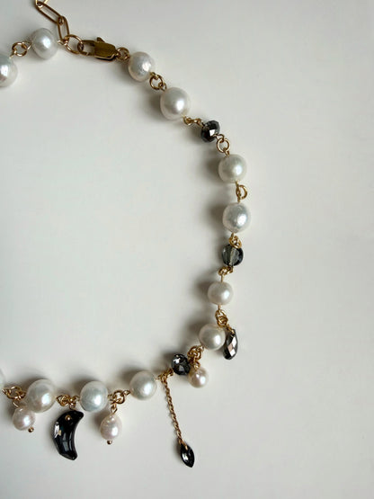 Collier de perles baroques et de cristaux