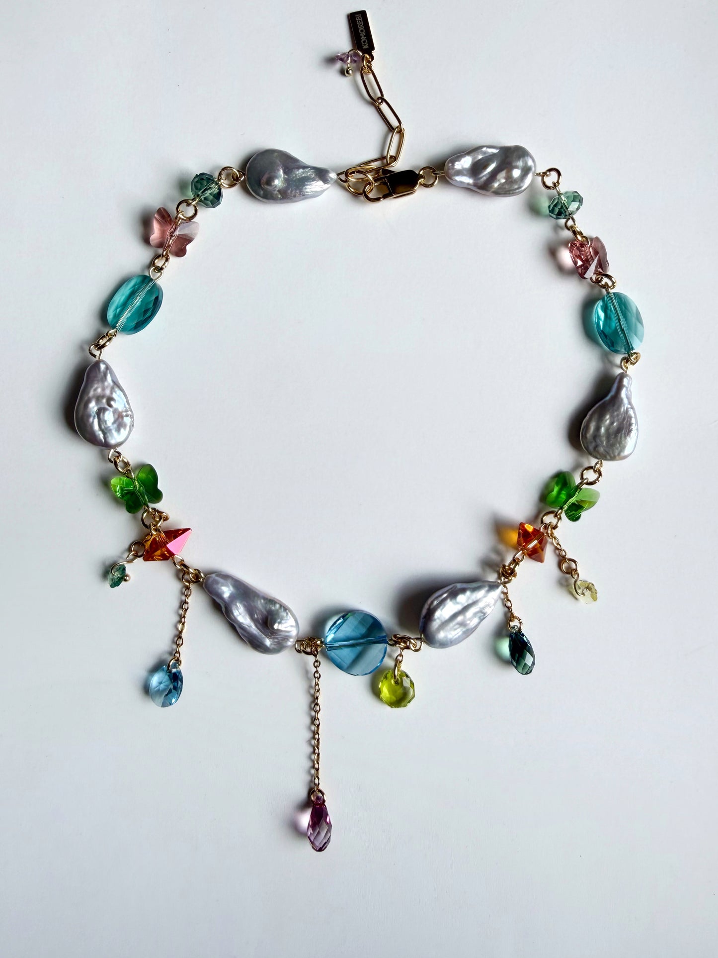Collier de perles baroques grises et de cristaux multicolores