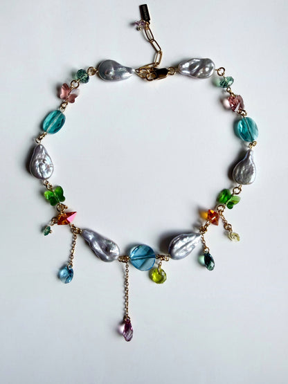 Collier de perles baroques grises et de cristaux multicolores