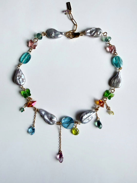 Collier de perles baroques grises et de cristaux multicolores