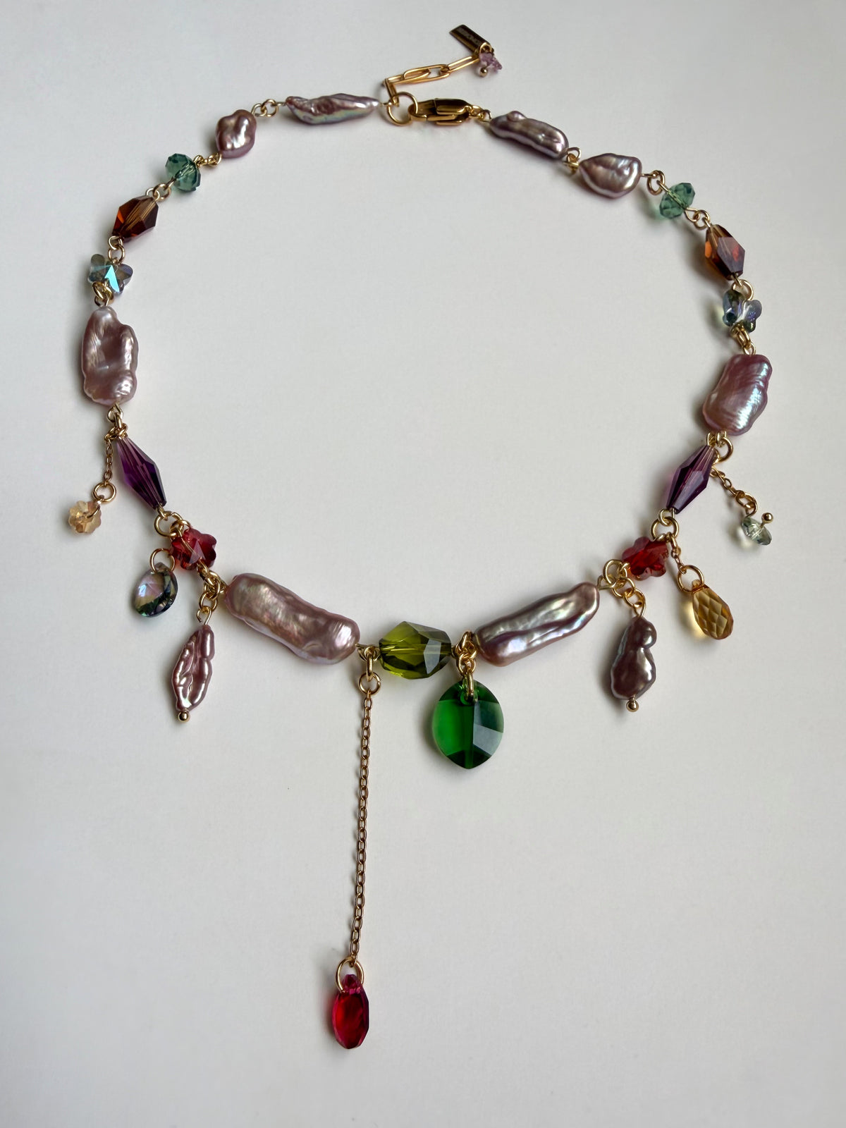Collier de perles baroques roses et de cristaux multicolores