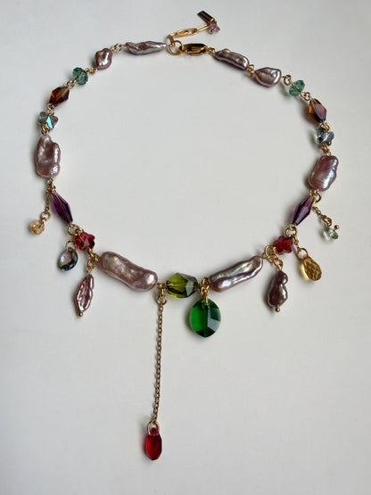Collier de perles baroques roses et de cristaux multicolores