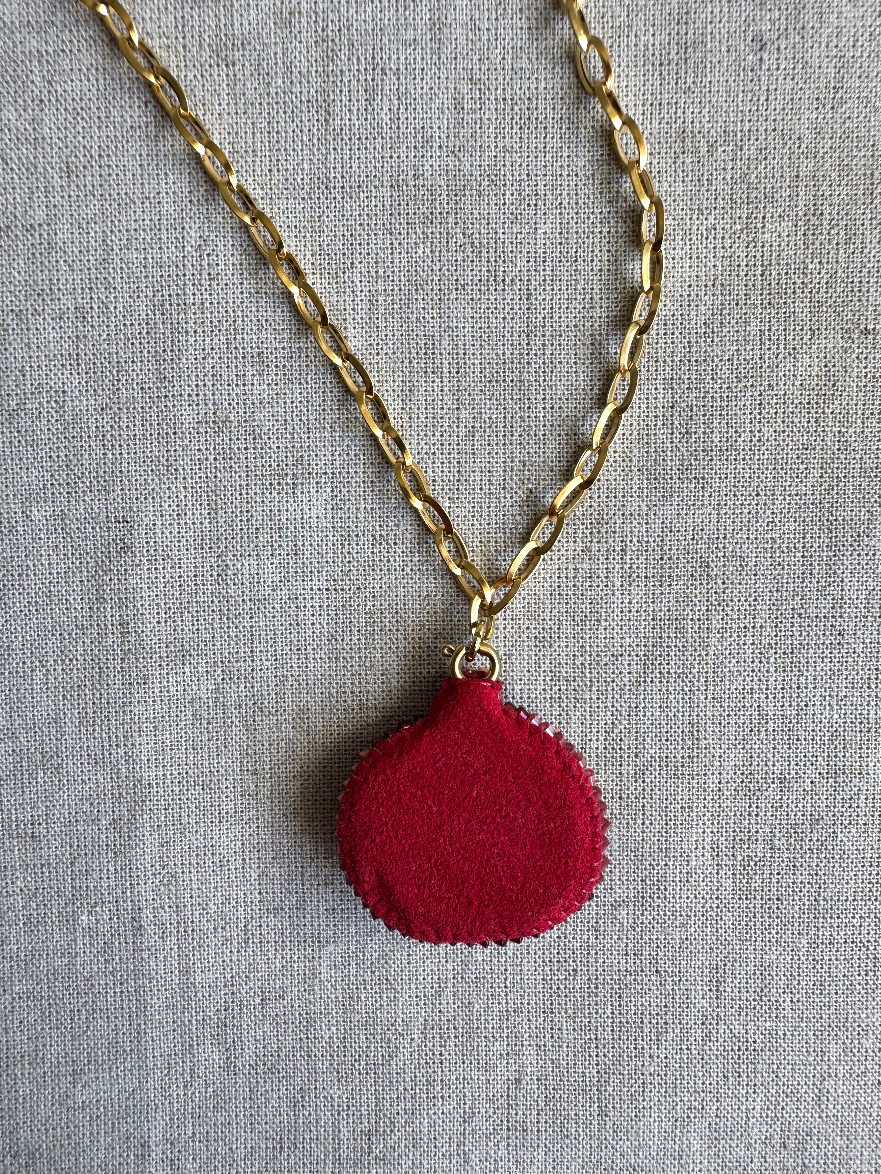 Collier pendentif grenade brodé