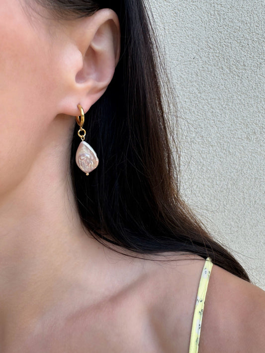 Boucles d’oreilles pendantes perle baroque rose