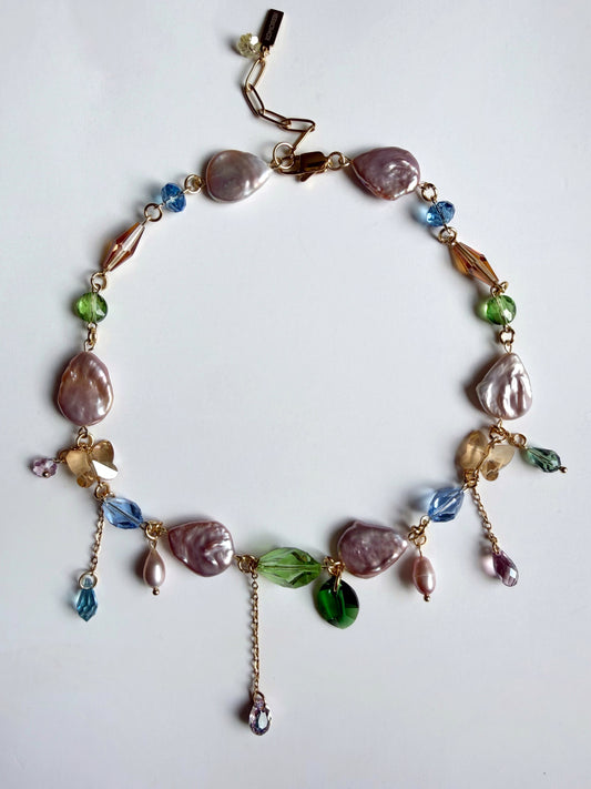 Collier de perles baroques roses et de cristaux multicolores