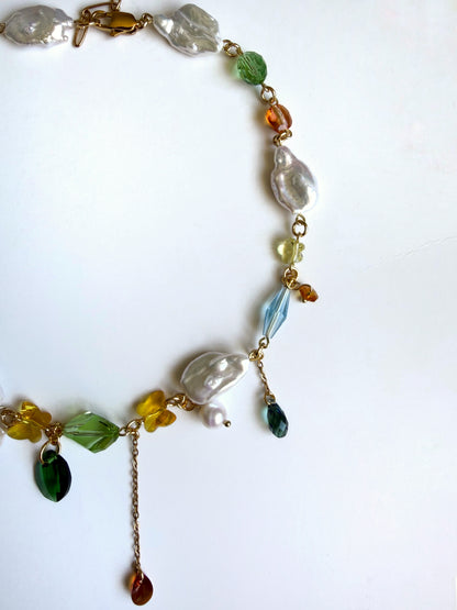Collier de perles baroques et de cristaux multicolores