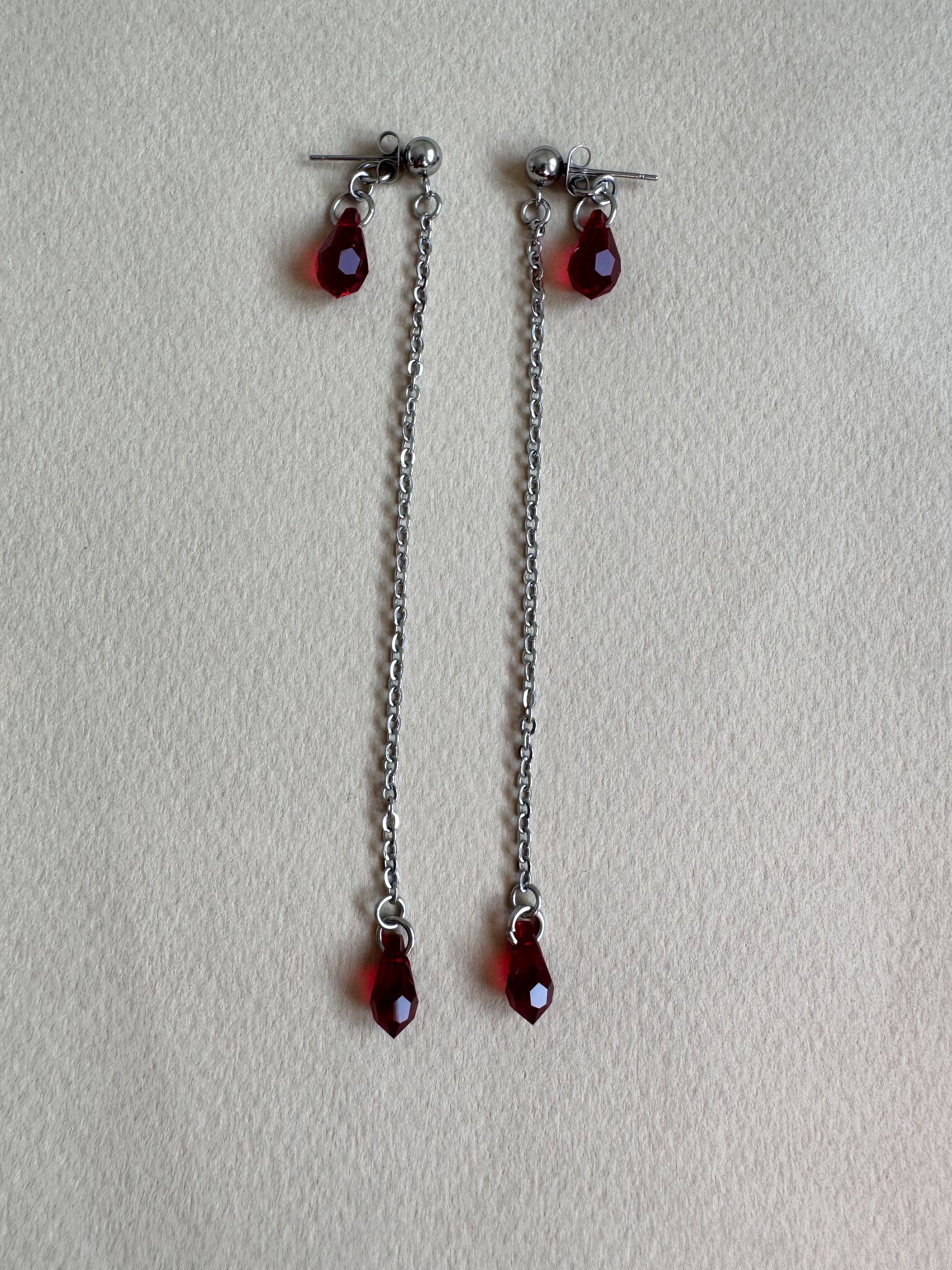 Boucles d’oreilles longues avec pendantes gouttes rouges