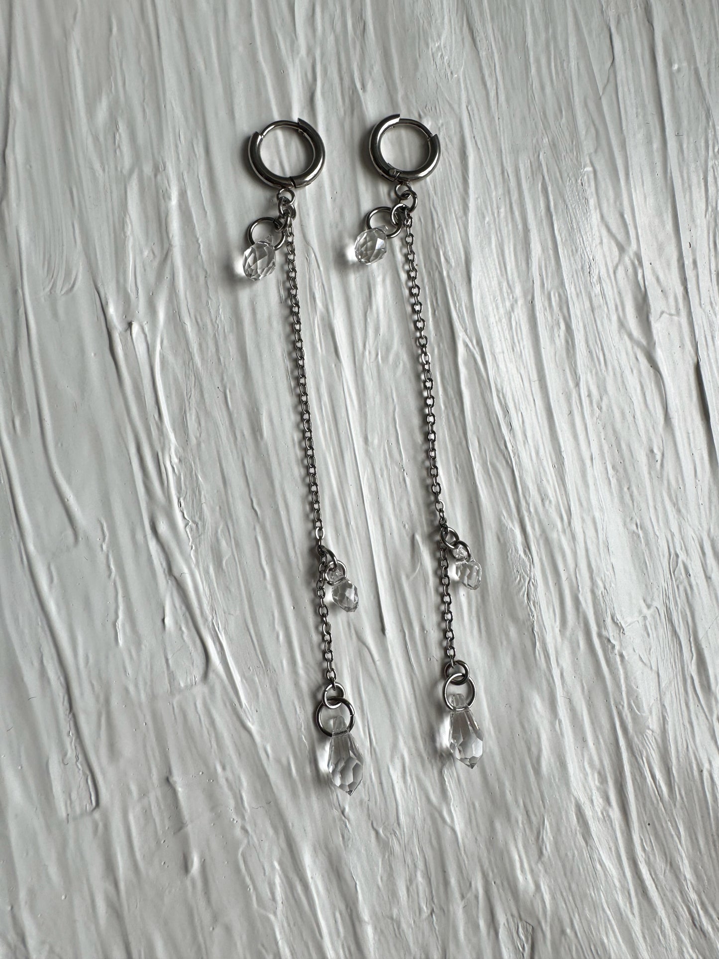 Lange Ohrringe mit Tropfenanhängern