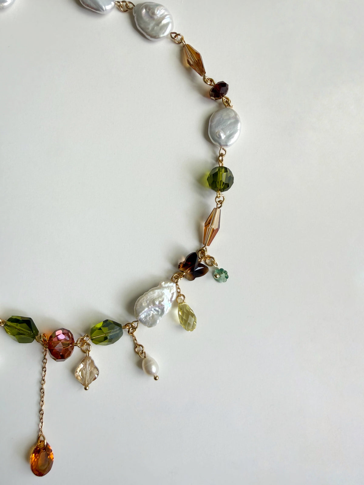 Collier de perles baroques et de cristaux multicolores
