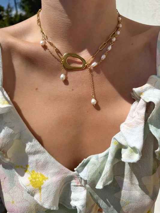 Collier superposé de perles d’eau douce et chaîne dorée