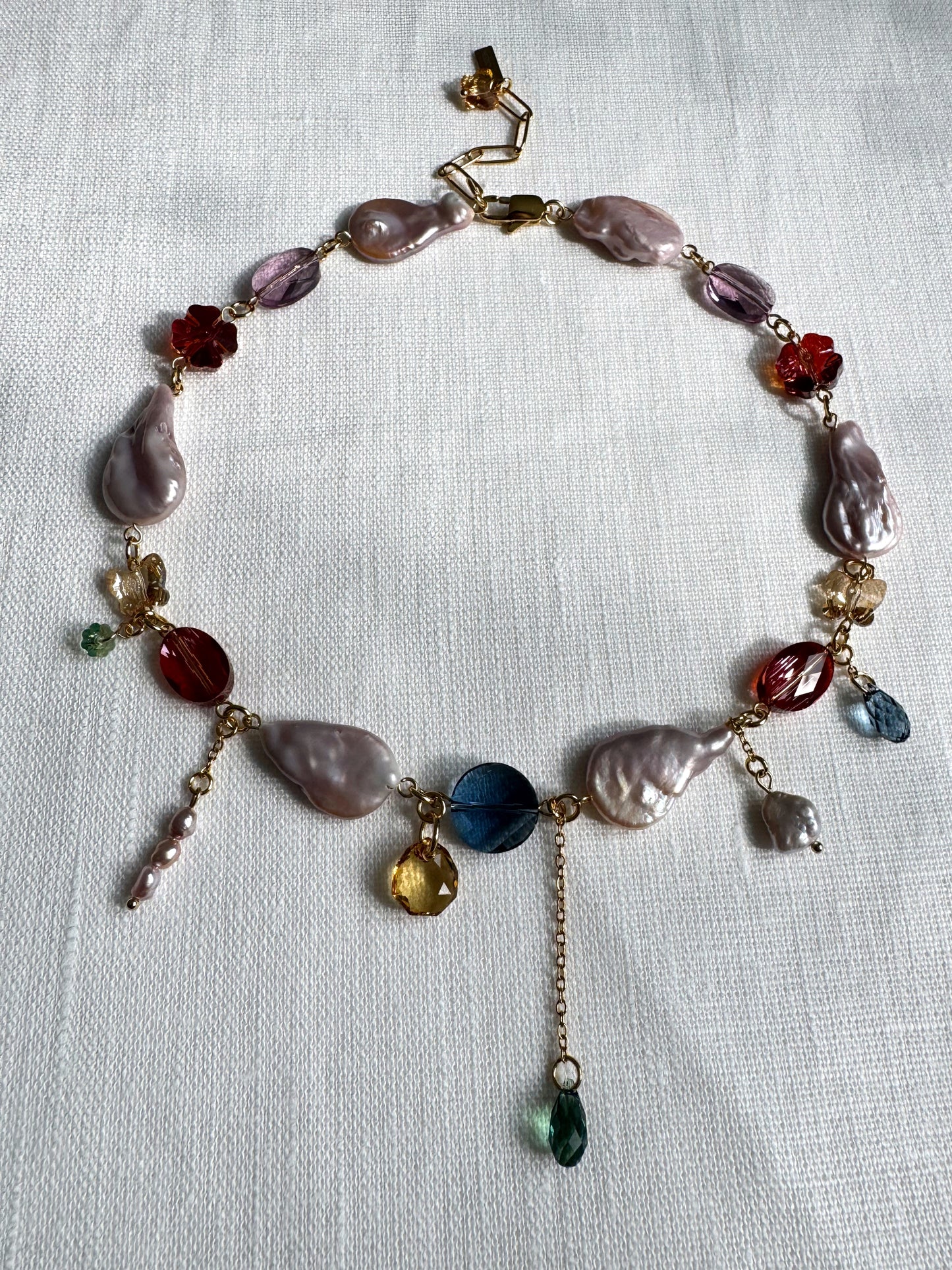 Halskette aus Barockperlen und mehrfarbigen Kristallen