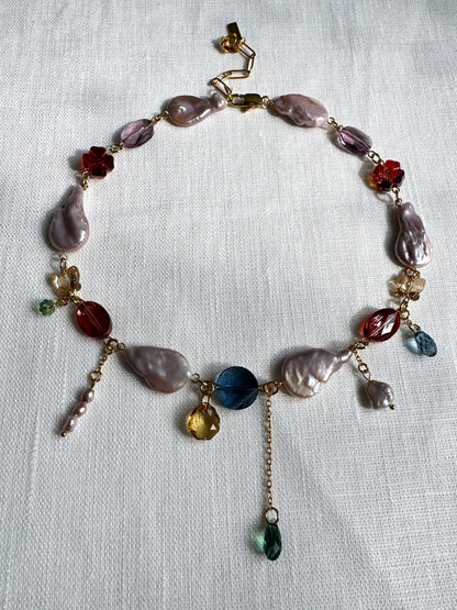 Halskette aus Barockperlen und mehrfarbigen Kristallen