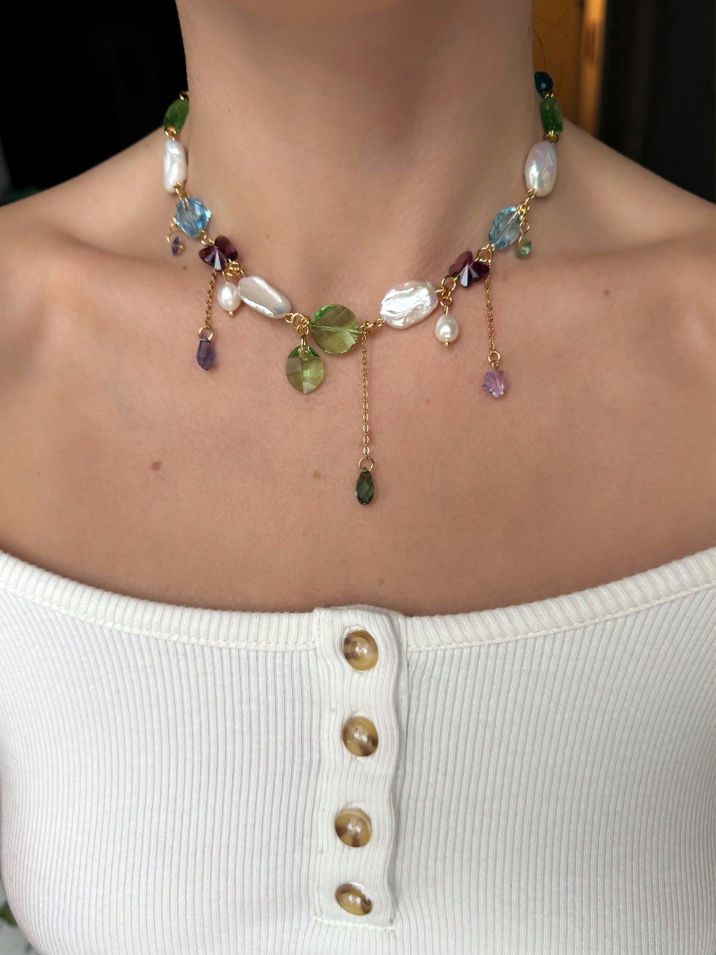 Halskette aus Barockperlen und mehrfarbigen Kristallen