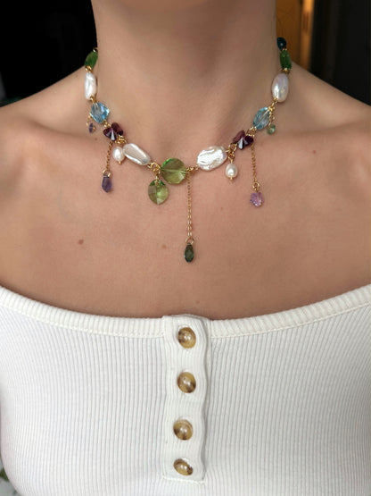 Halskette aus Barockperlen und mehrfarbigen Kristallen