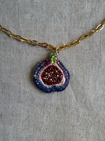 Collier pendentif figue brodé