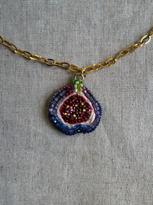 Collier pendentif figue brodé
