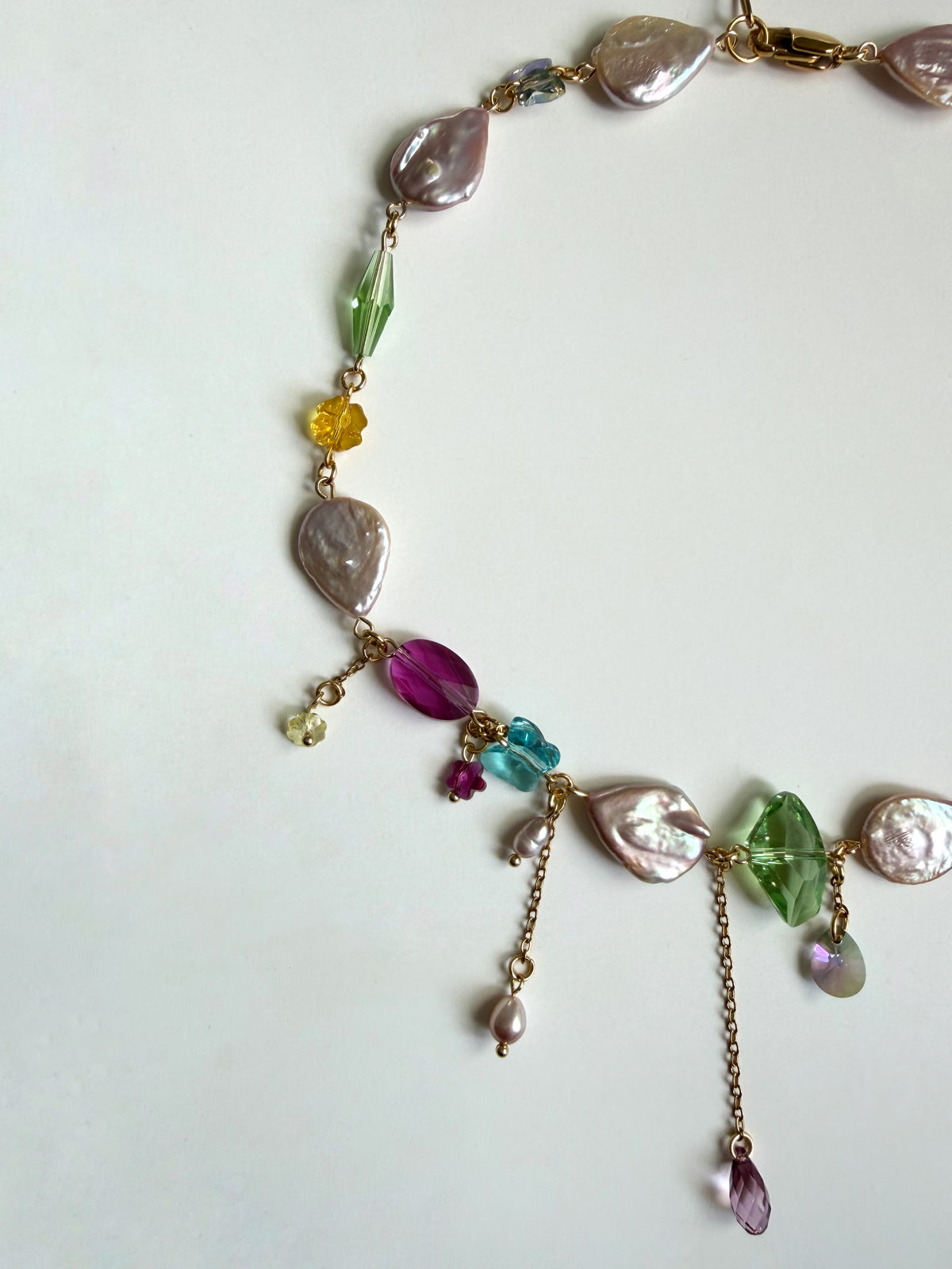 Collier de perles baroques roses et de cristaux multicolores