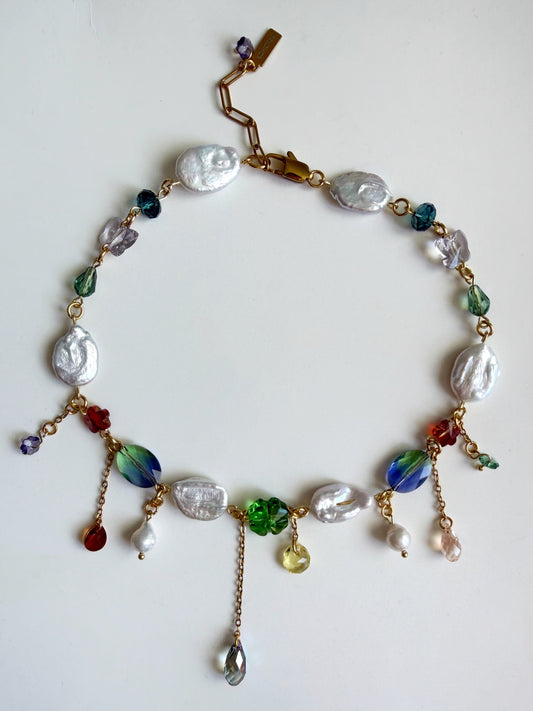 Collier de perles baroques et de cristaux multicolores