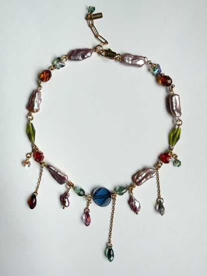 Collier de perles baroques roses et de cristaux multicolores