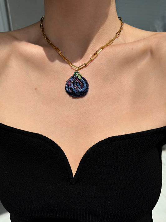 Collier pendentif figue brodé