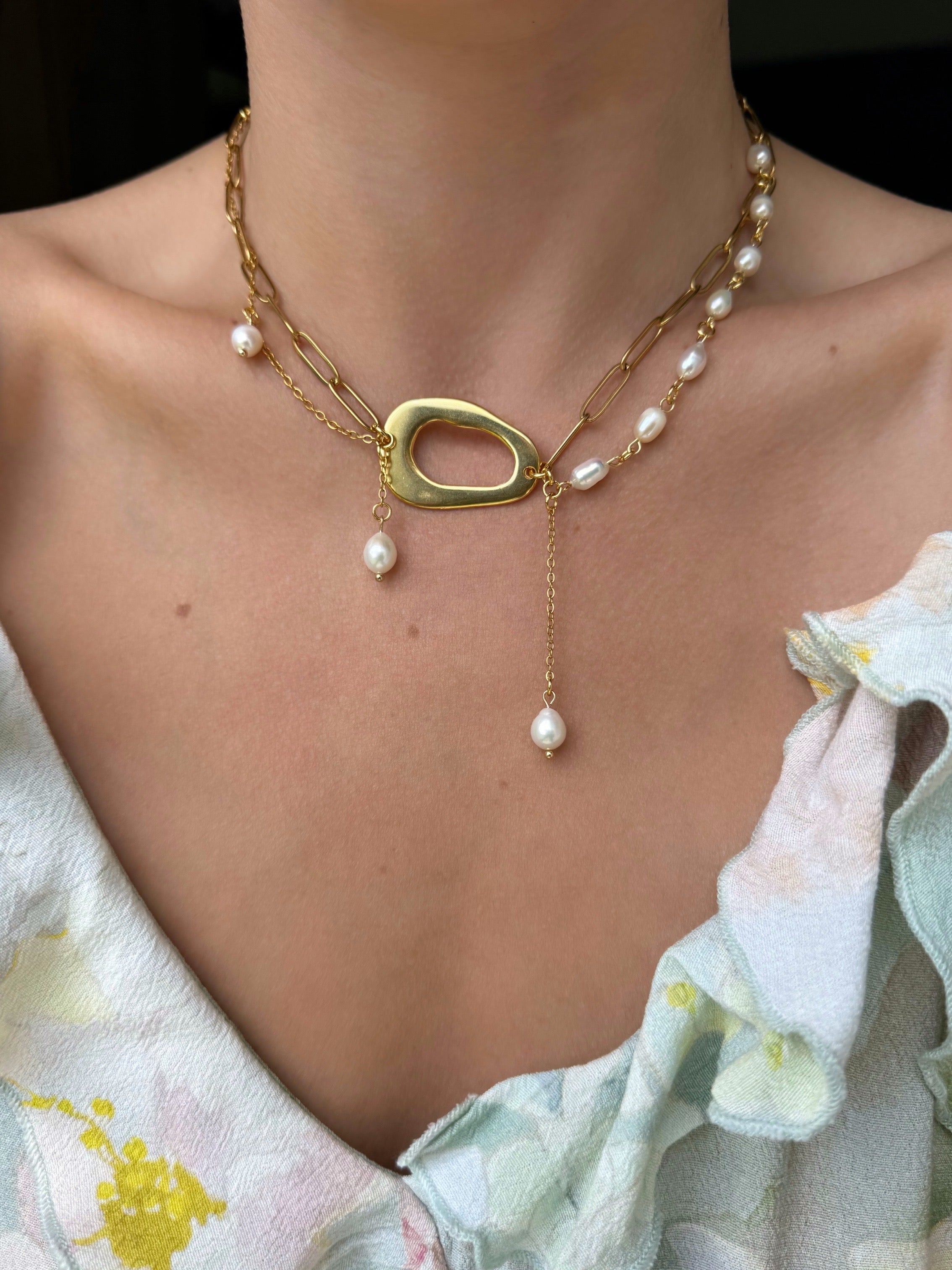 Collier superposé de perles d’eau douce et chaîne dorée