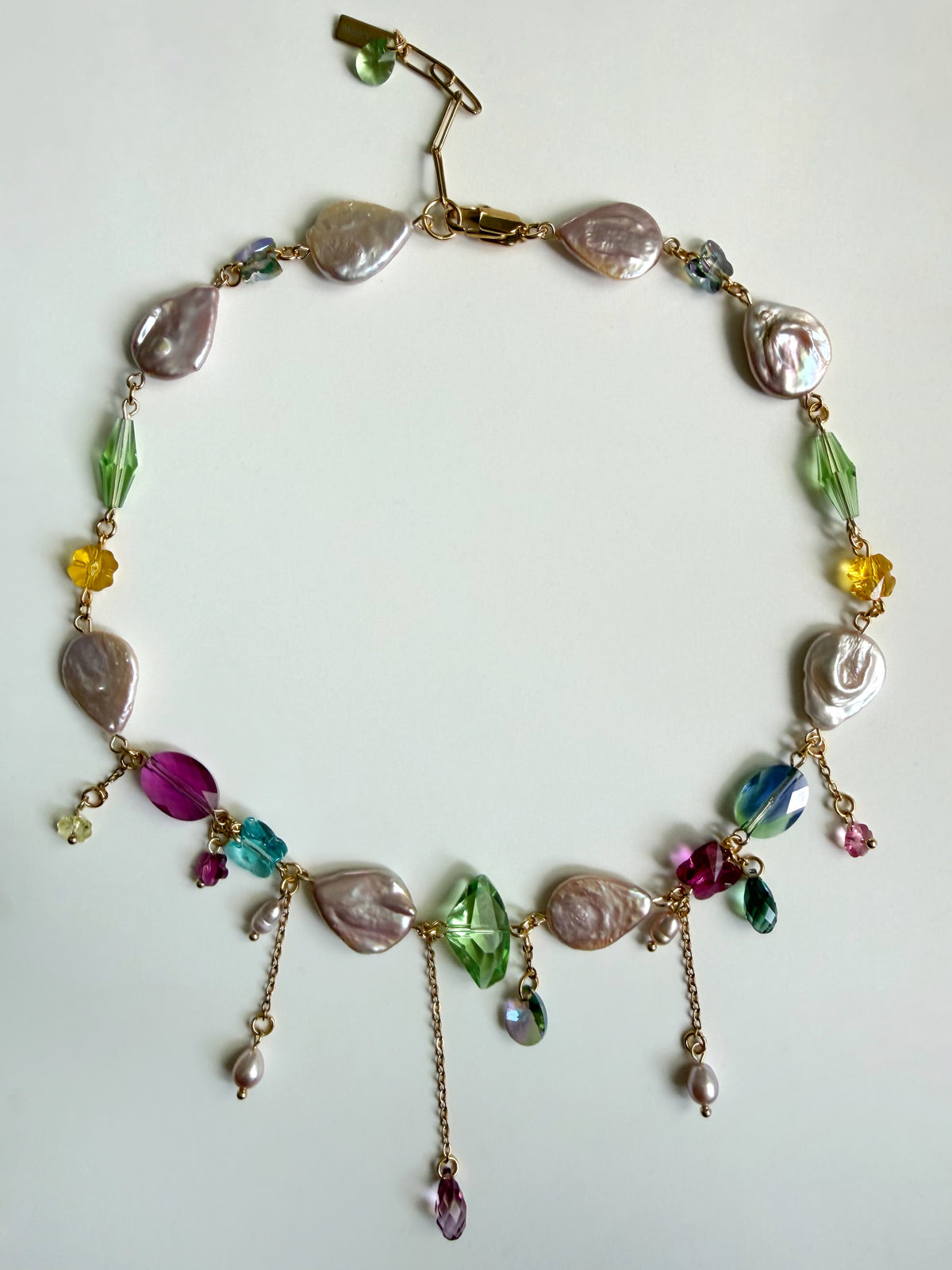 Collier de perles baroques roses et de cristaux multicolores