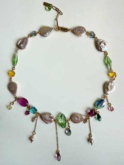 Collier de perles baroques roses et de cristaux multicolores