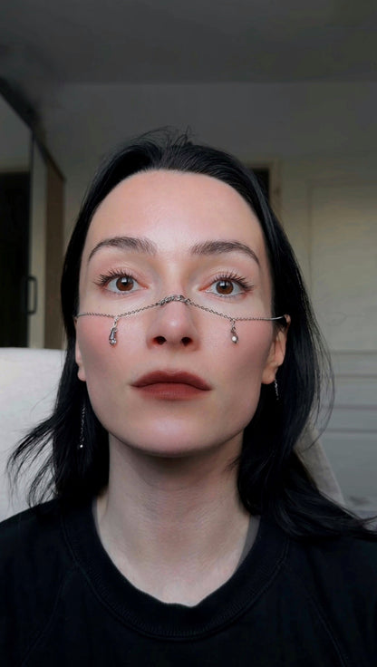 Chaîne de visage argentée avec pendentifs gouttes