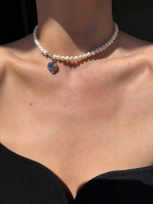 Collier de perles d’eau douce et pendentif cœur en cristal