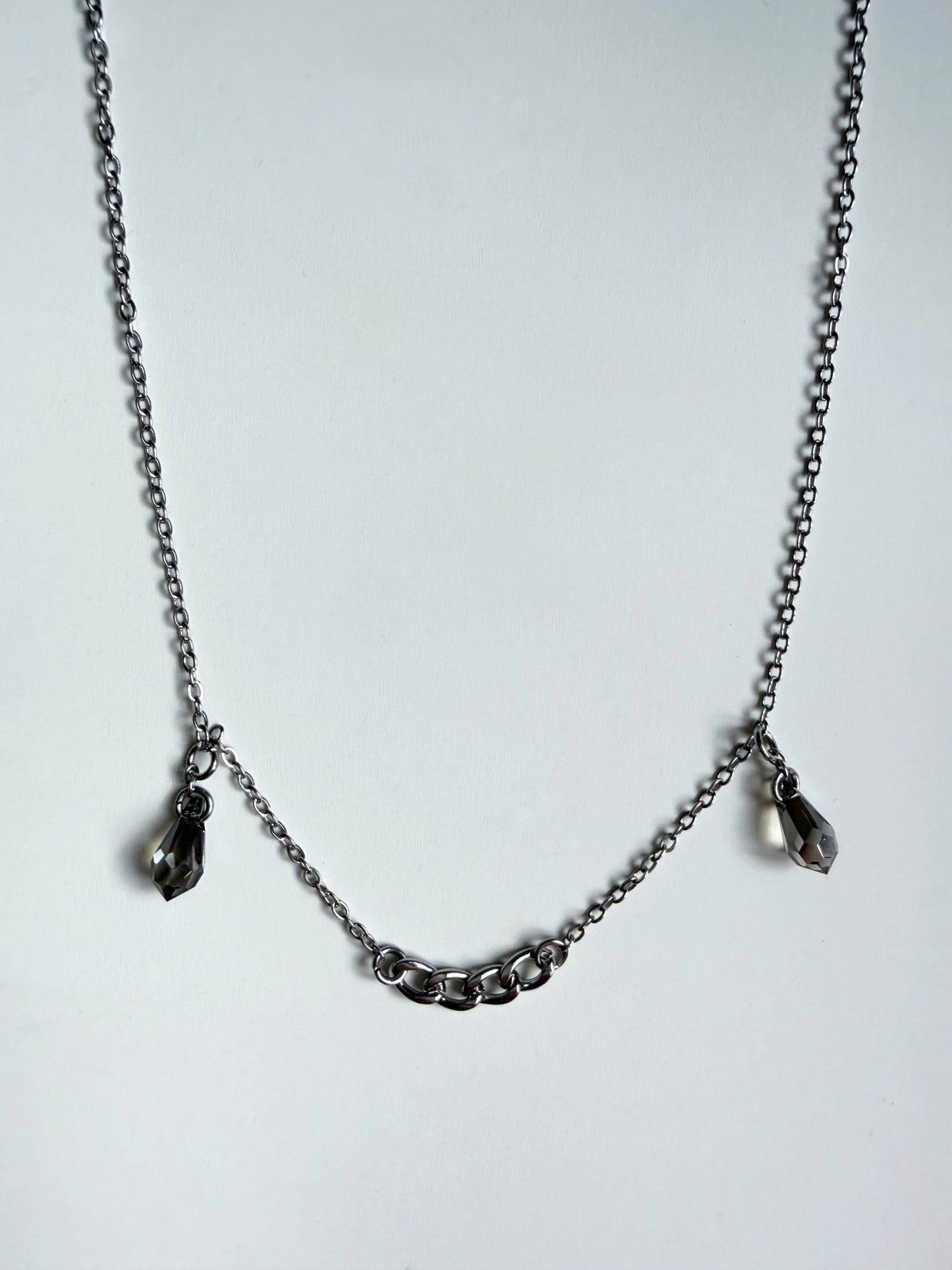 Chaîne de visage argentée avec pendentifs gouttes