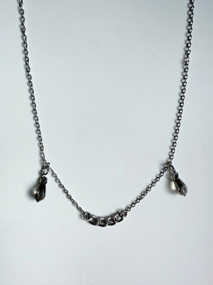 Chaîne de visage argentée avec pendentifs gouttes