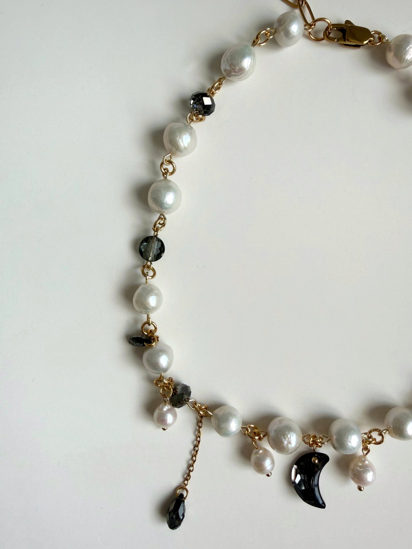 Collier de perles baroques et de cristaux