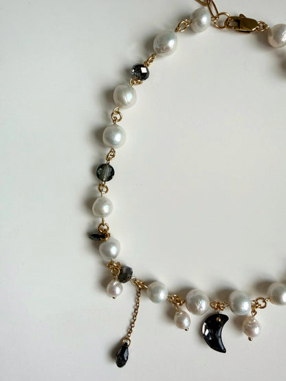 Collier de perles baroques et de cristaux