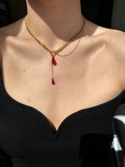 Collier chaîne gourmette dorée avec pendentif goutte rouge