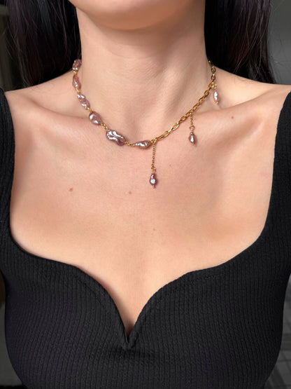 Halskette aus violetten Barockperlen und goldener Kette