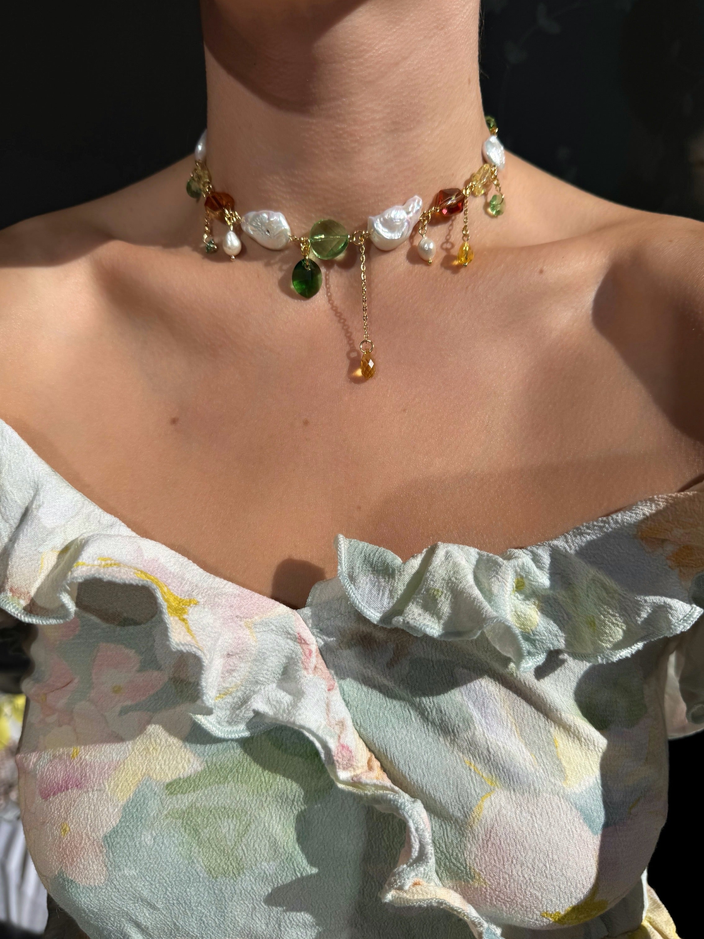 Collier de perles baroques et de cristaux multicolores