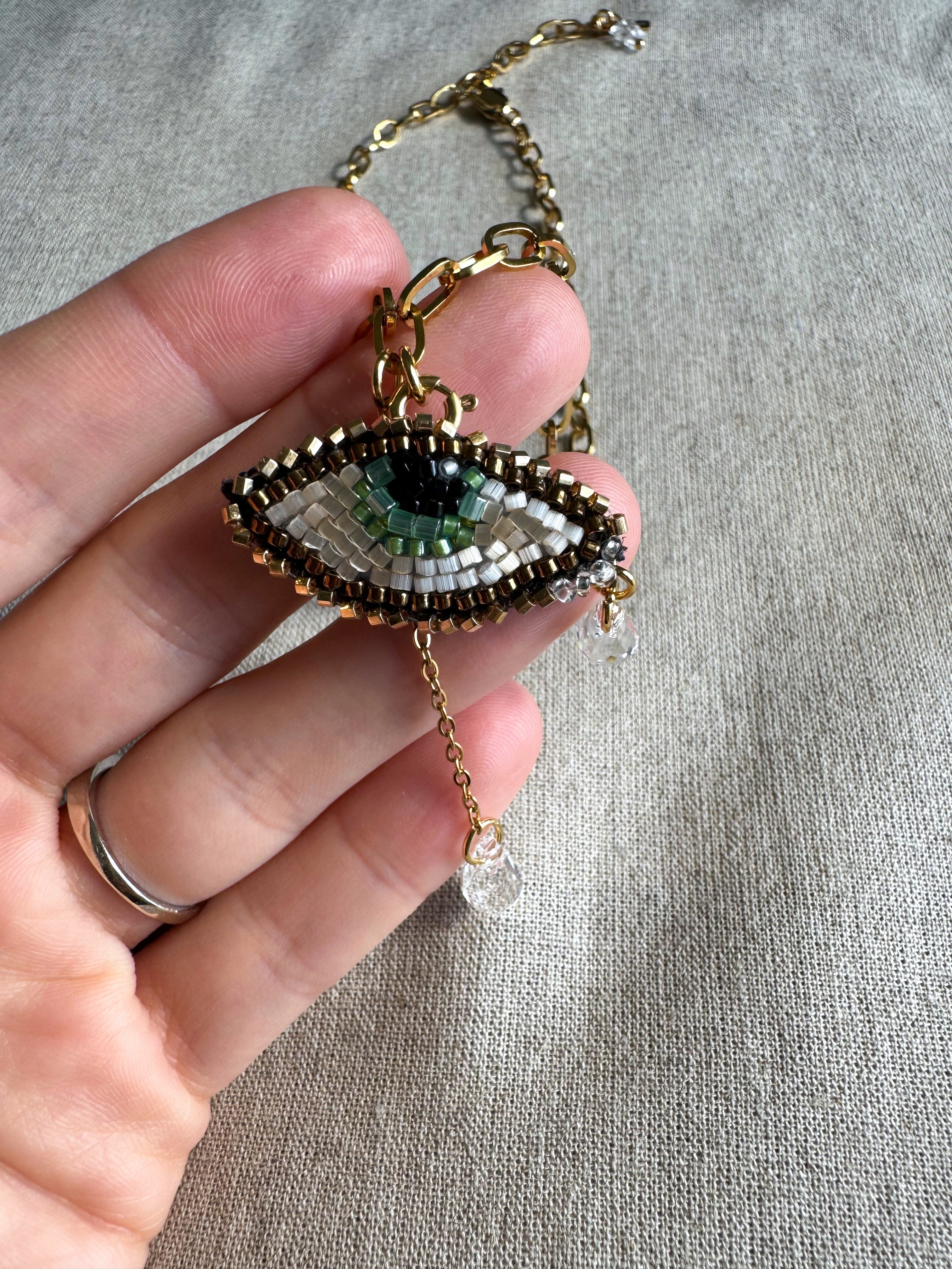 Collier pendentif oeil brodé