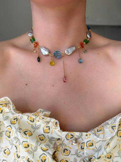 Collier de perles baroques grises et de cristaux multicolores