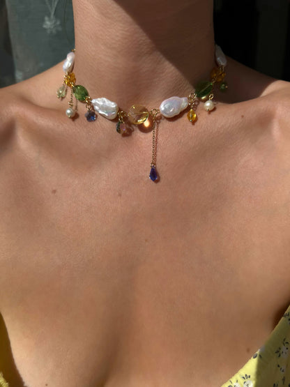 Halskette aus Barockperlen und mehrfarbigen Kristallen