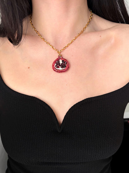 Collier pendentif grenade brodé