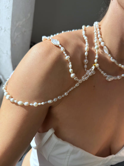 The pearl shoulder necklace