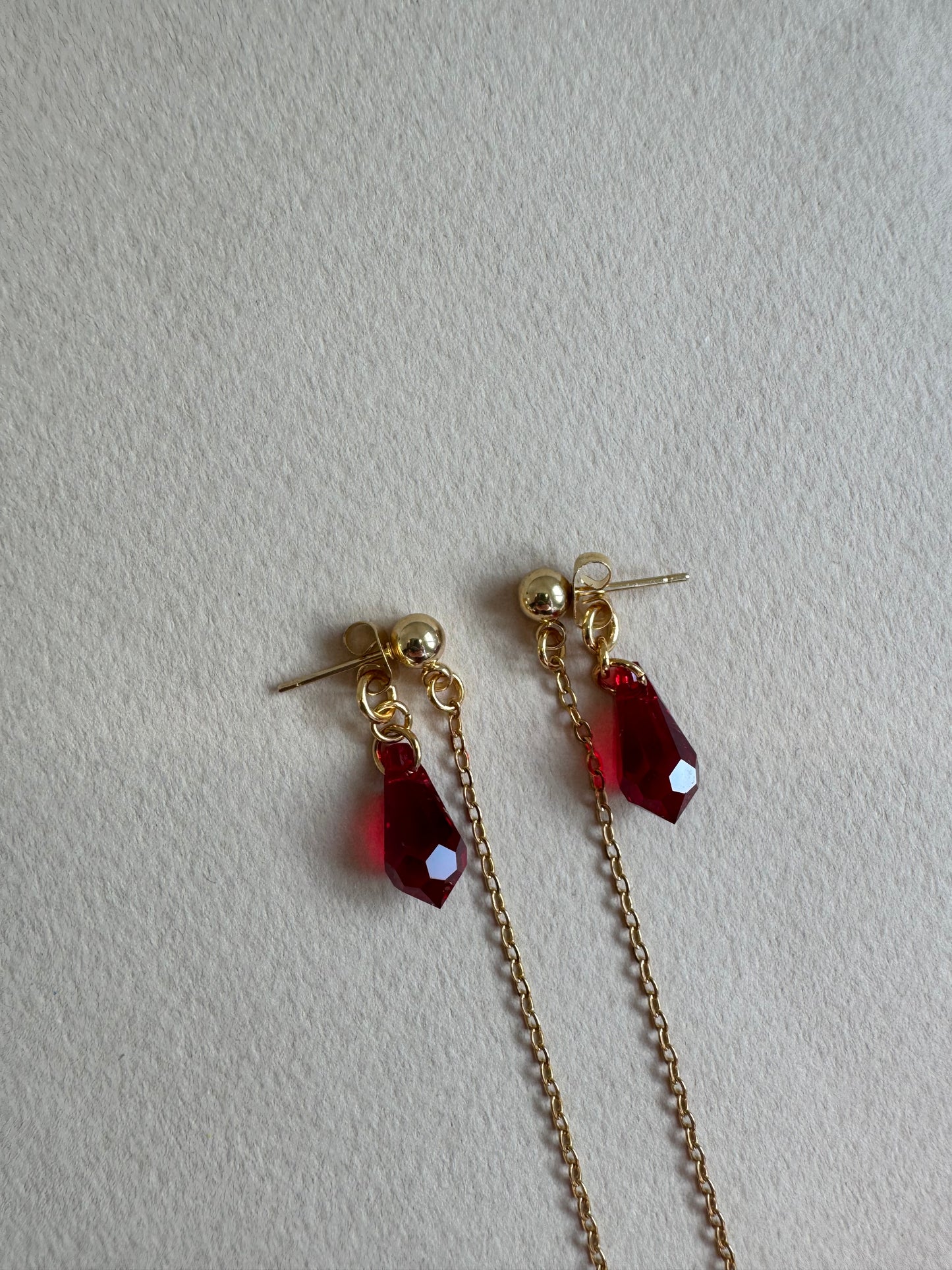 Boucles d’oreilles longues avec pendantes gouttes rouges