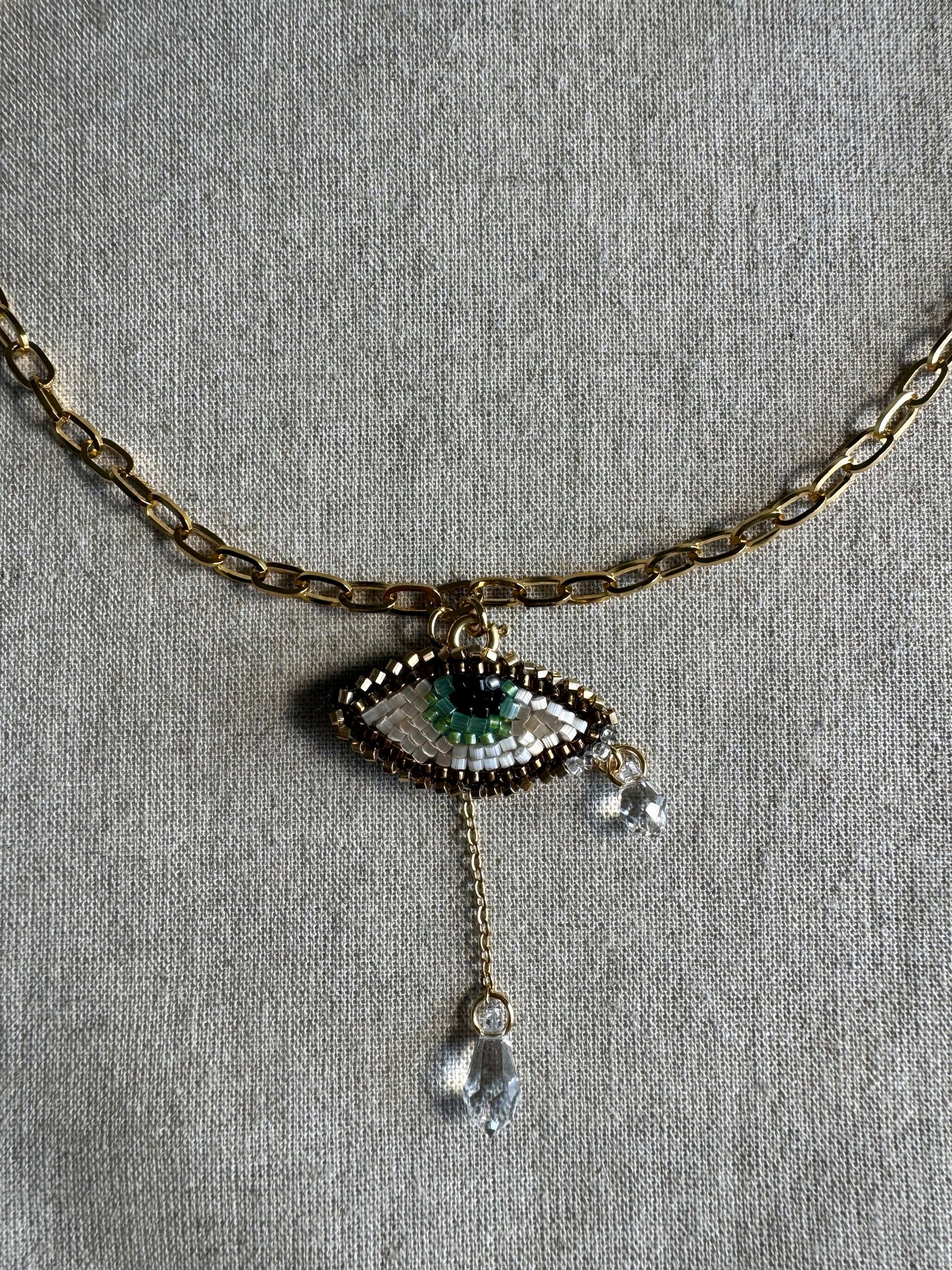 Collier pendentif oeil brodé