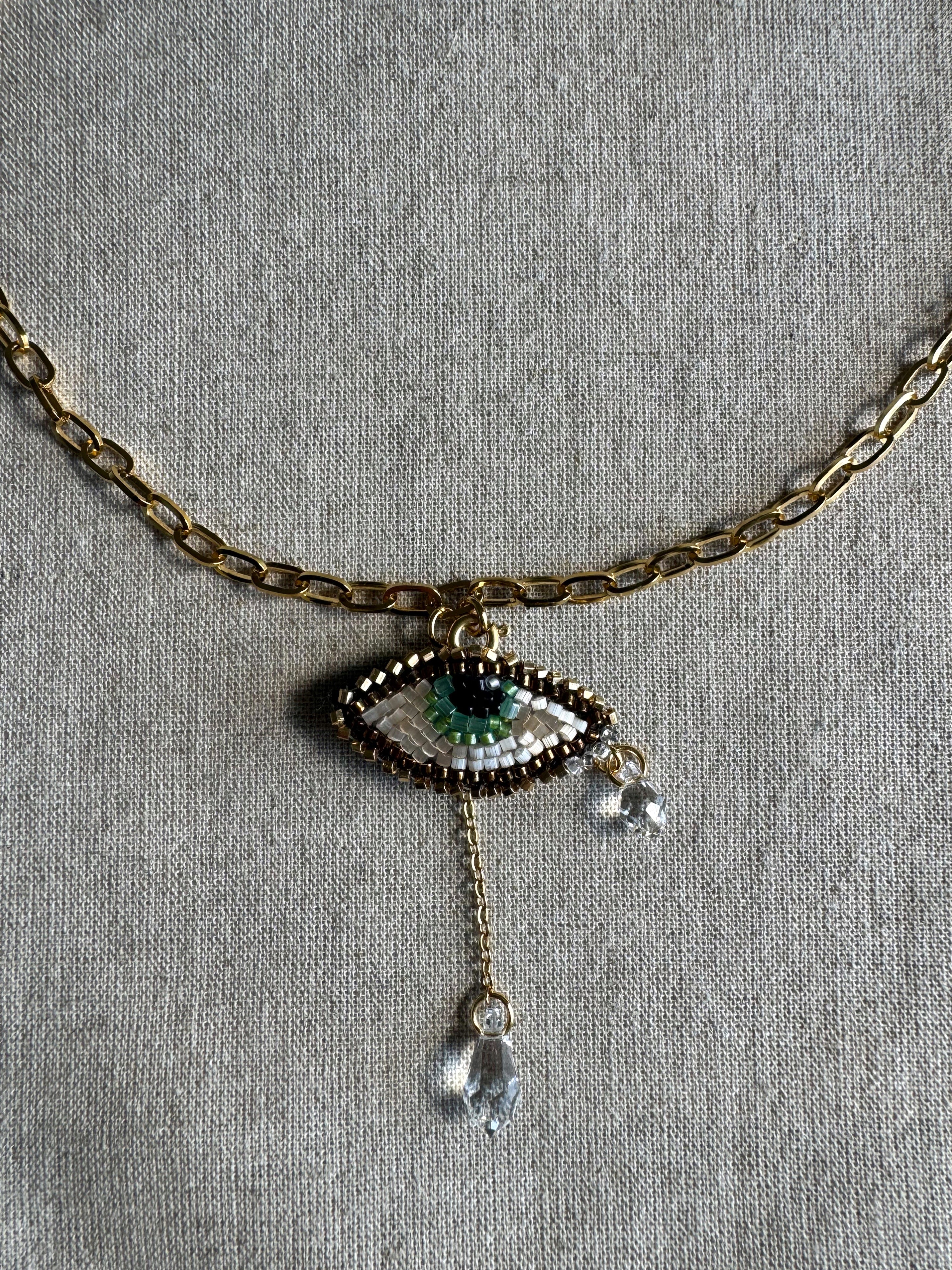 Collier pendentif oeil brodé