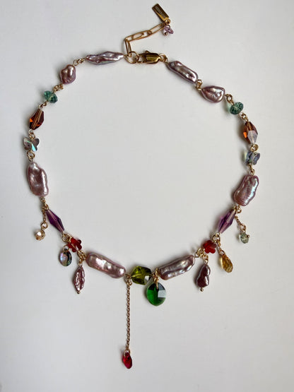 Collier de perles baroques roses et de cristaux multicolores