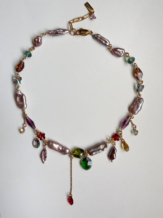 Collier de perles baroques roses et de cristaux multicolores