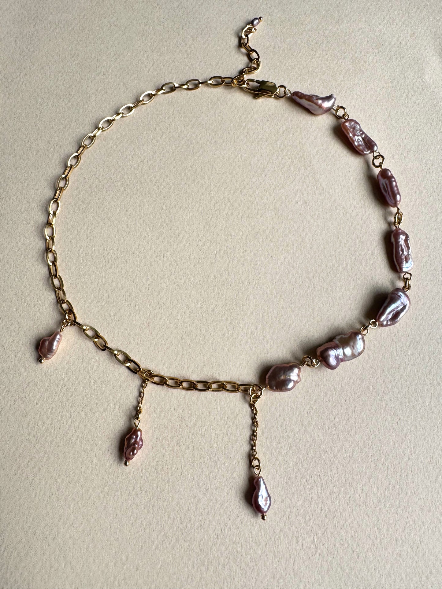 Halskette aus violetten Barockperlen und goldener Kette