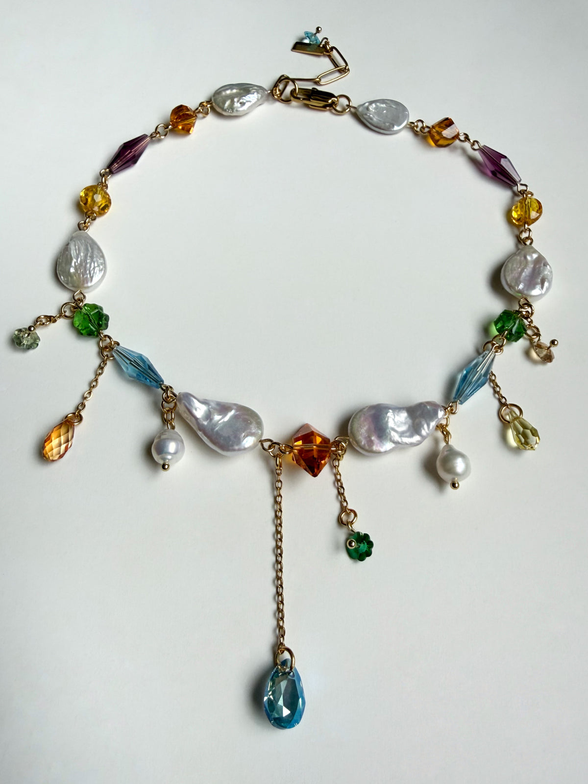 Collier de perles baroques et de cristaux multicolores