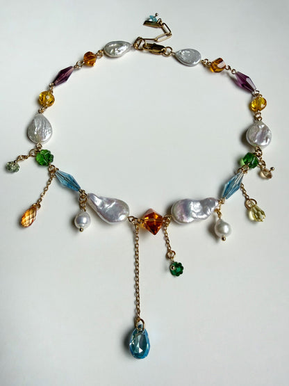 Collier de perles baroques et de cristaux multicolores