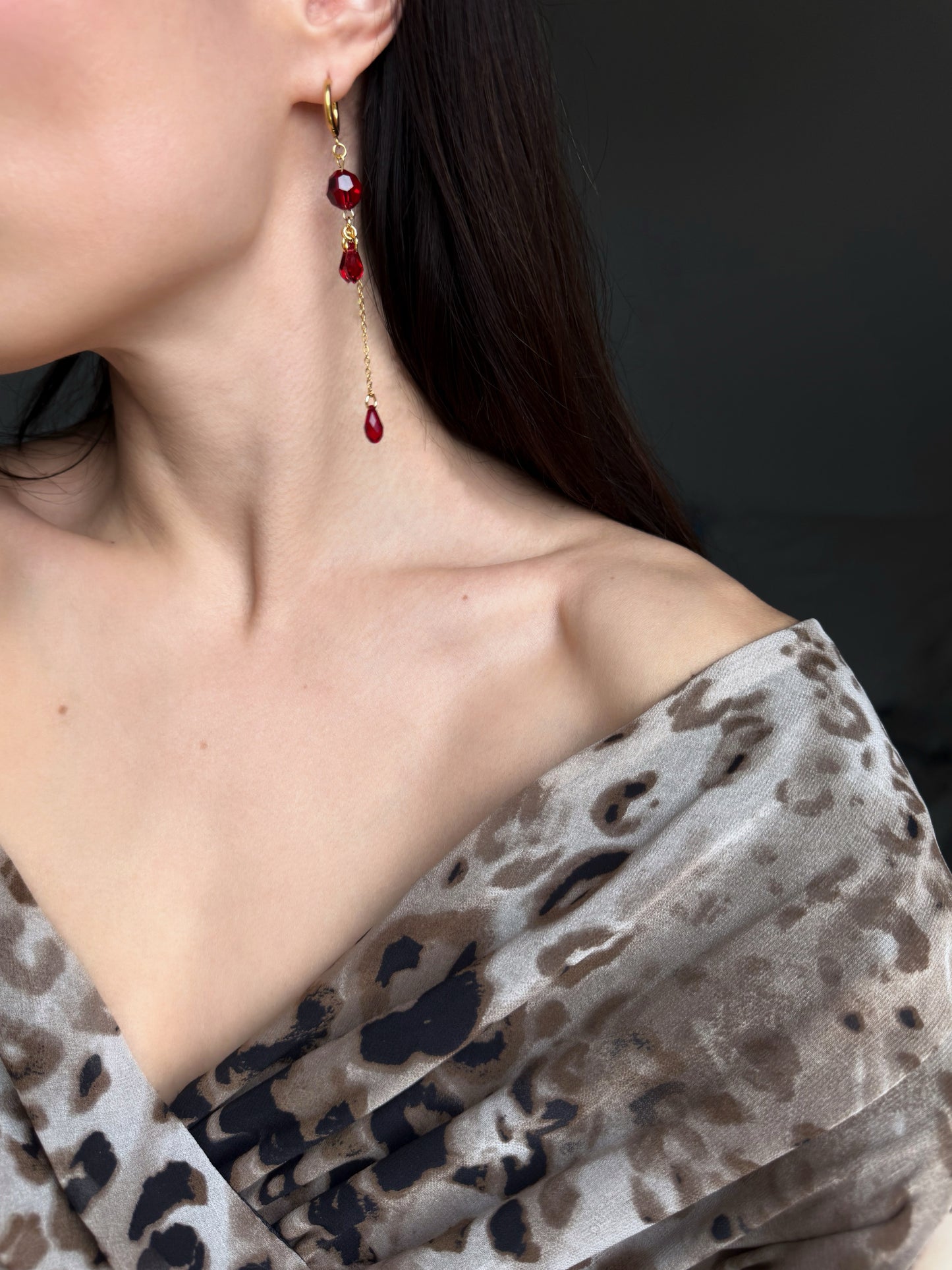 Boucles d’oreilles longues avec pendantes gouttes rouges